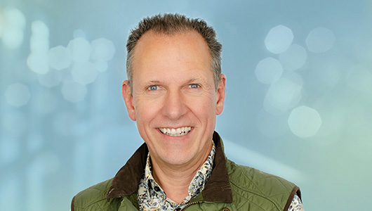 Klaus lächelt sehr freundlich in die Kamera