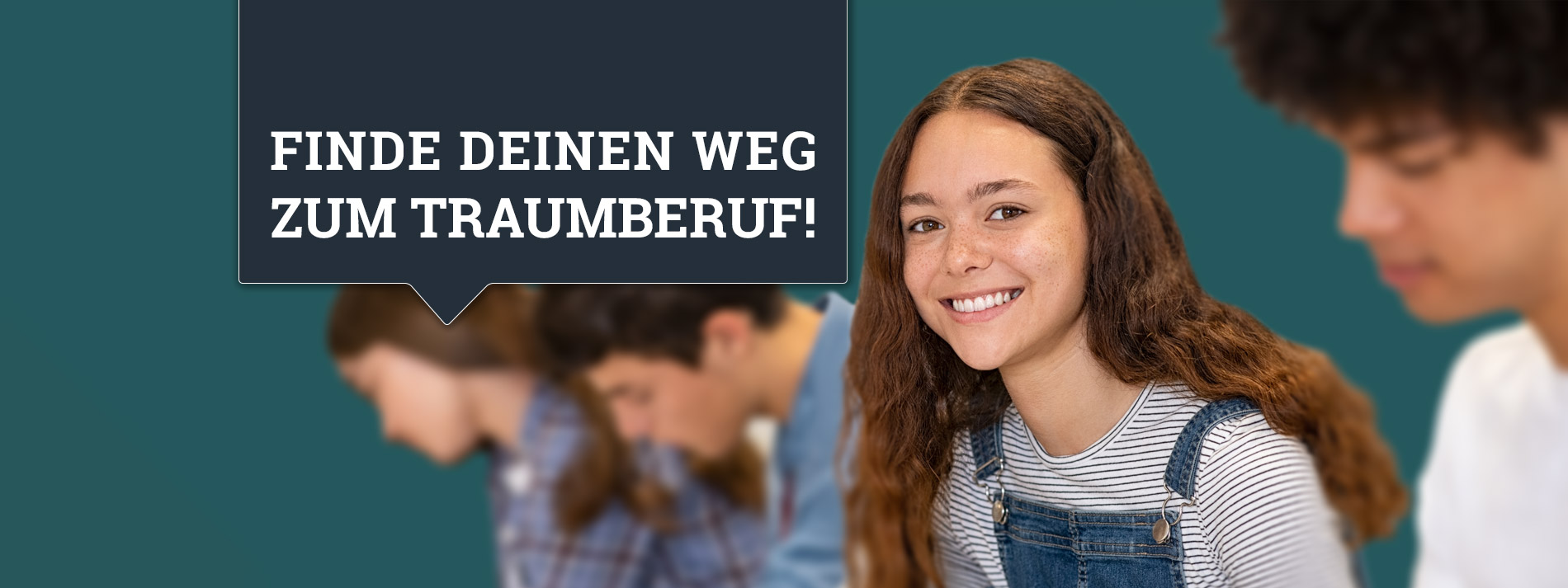 Petrolfarbener Hintergrund, vier junge Leute, drei davon unscharf zu sehen, im Fokus ein Mädchen mit roten Locken, das in die Kamera lächelt. Sprechblase in Blau mit Text zum Thema Traumberuf.