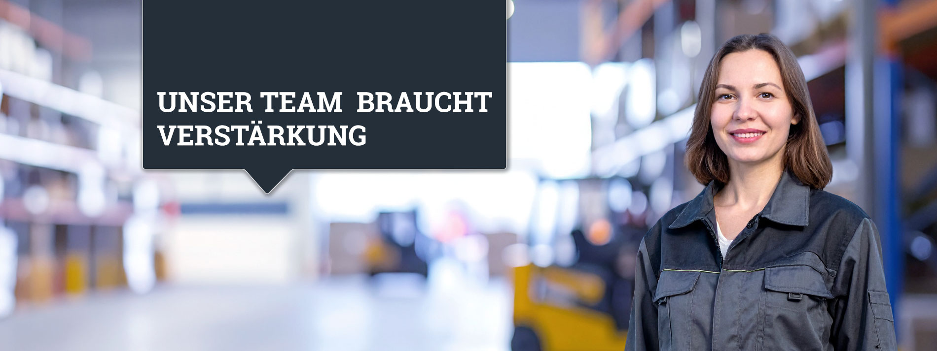 Frau mit halblangen braunen Haaren lächelt freundlich in die Kamera. Sie trägt eine graue Arbeitsjacke, im Hintergrund ist unschaft eine Lagerhalle zu sehen. Blaue Fläche über dem Bild mit Schrift "Unser Team braucht Verstärkung"