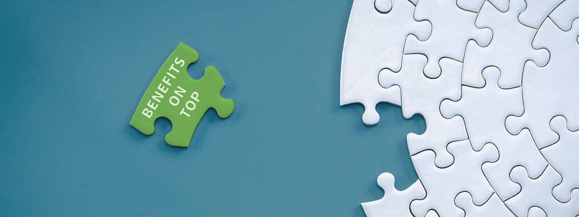 Der Teil eines weißen kreisrunden Puzzles, ein fehlendes Teil liegt daneben und ist grün. Text Benefits on top