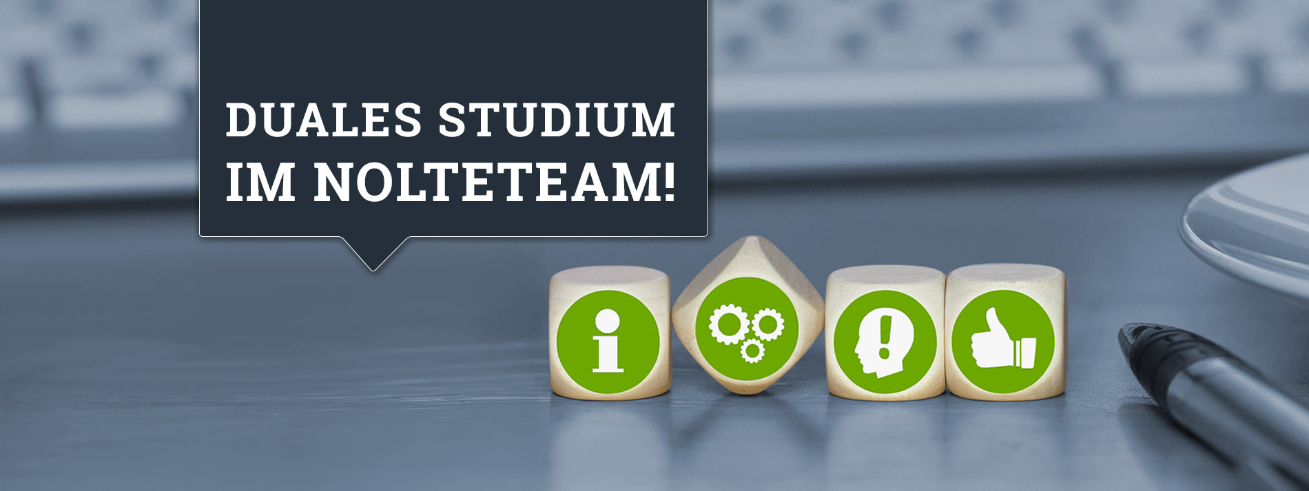 Vier Würfel mit unterschiedlichen weißen Icons auf einem gründen Hintergrund, liegen vor einer Tastatur. Text Duales Studium im nolteteam