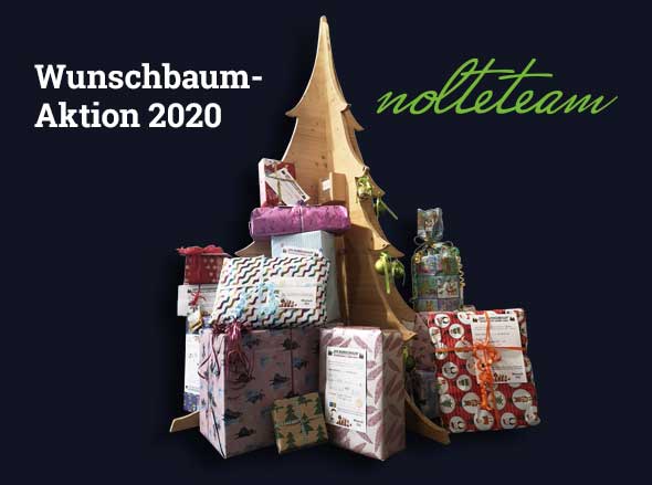 Holzbaum mit Geschenken für die Aktion Emsdettener Wunschbaum